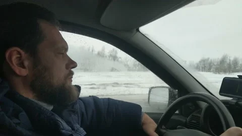 A man rides in a car on a cloudy day Vídeo Stock 151385497
