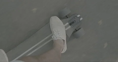 A man rides a longboard in the park Video stock 160076096