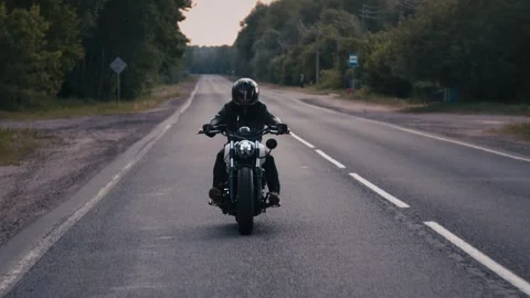 Man rides motorcycle along an empty highway. Handheld pov shot of camera. Slow Vídeo Stock 256885891