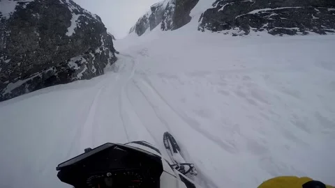 Man rides a snowmobile and gets stuck in a snowdrift Video stock 102159662