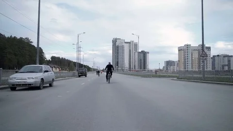 The man is riding a bicycle Vidéo 76806232