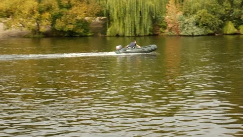 Man riding fast an inflatable motor boat Vídeos de archivo 116804380