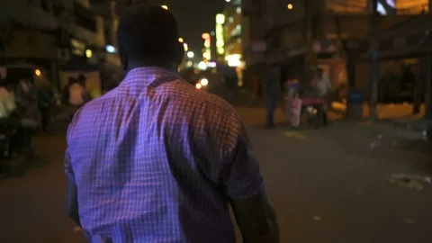 Man riding a rickshaw through the streets of Delhi. 動画素材 105392818