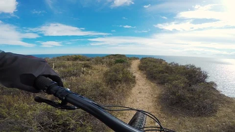 Man Riding Seaside Trail With A View Vidéo 116782485