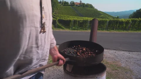 Man roast chestnuts on an open fire Video stock 145722110