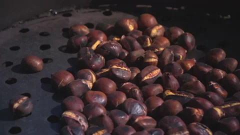 Man roast chestnuts on an open fire Video stock 145723168