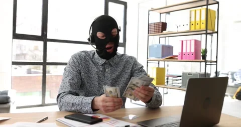 Man in robber mask talks into microphone counting money Vidéo 278066290