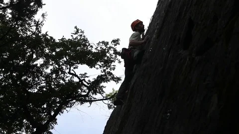 Man rock climbing. Moving hands searching for good spots. Slow motion 120 fps. Видео 72861391