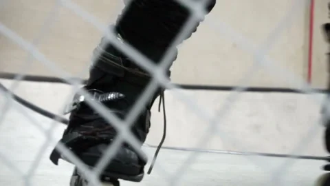 Man on roll skates is rides in the tricks park 스톡 동영상 102131556