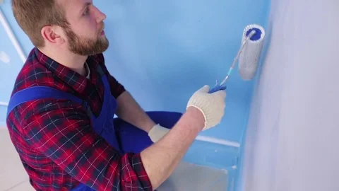 Man with roller painting wall Vídeo Stock 75048832