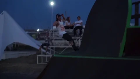 Man on roller skates jump on the wall and slides on it 스톡 동영상 102785914