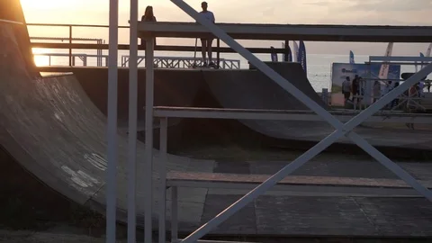 Man on roller skates jumps on the springboard and does flip Video stock 102781158