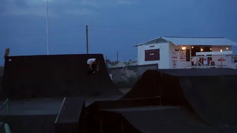 Man on roller skates performs tricks and slides off the wall Stock-Footage 102787067