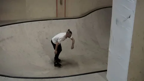 Man on the rollers performs a trick and jumps down 스톡 동영상 102135939