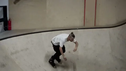 Man on the rollers slides on the ledge Video stock 102149953