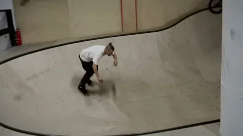 Man on the rollers slips and jumps 库存影片 102149993