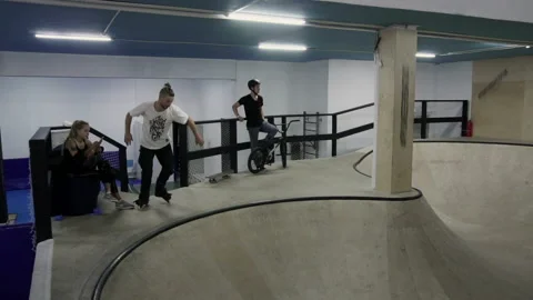 Man on the rollers tries to do the trick and falls Video stock 102132714