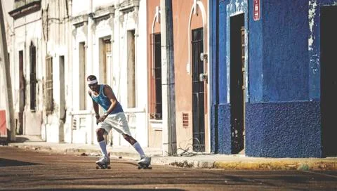 A man rollerskating in a street. Foto stock