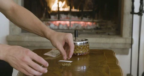 Man rolling a cannabis joint Stockbeeldmateriaal 99731128