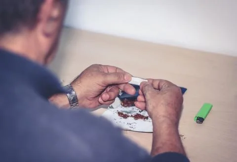 Man rolling a cigarette Foto stock