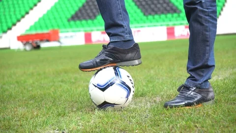 The man rolls the ball back and forth under his foot. Vidéo 106020680