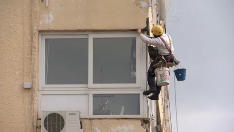 Man on rope pulley system Video stock 72924634