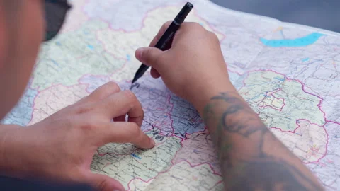 Man routing the map Video stock 280390408