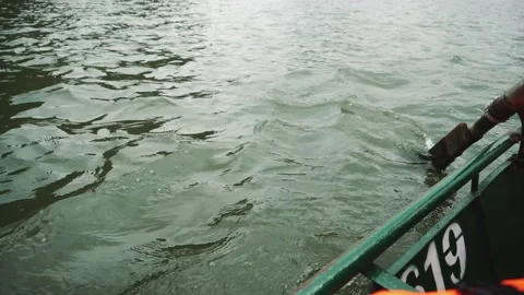 Man Rowing Boat On Ninh Binh, Vietnam Vidéo 132164326