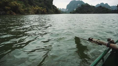 Man Rowing Boat On Ninh Binh, Vietnam Vidéo 132173015
