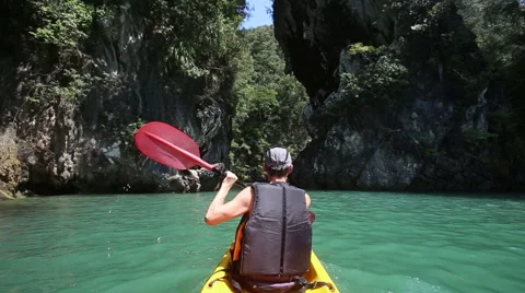 Man rowing kayak in the gorge Vidéo 46382008
