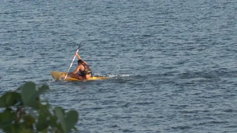Man rowing kayak in harsh wind conditions on lago Paranoa, Brasilia, Brazil Vídeos de archivo 210468985