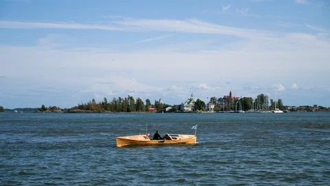 Man rowing an ocean rowing boat through Helsinki Harbour Stock-Footage 117369241