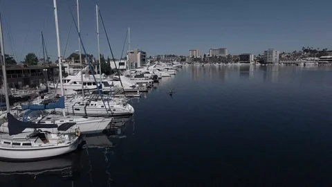 Man rowing past yatchs in harbor 库存影片 99019346