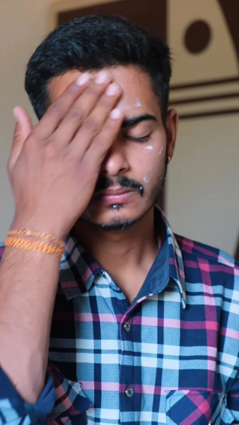 Man rubbing and spreading face cream on his forehead, close-up Видео 331354668