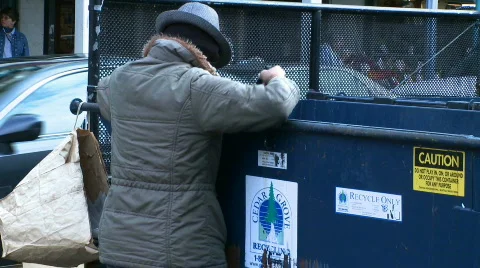 Man rummages for recyclables Stock Footage 622611
