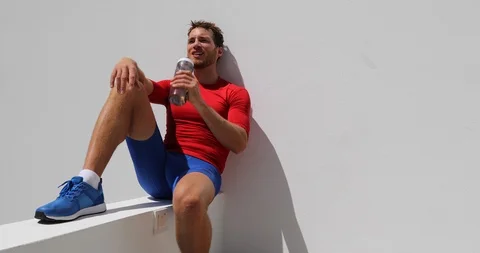 Man runner drinking water from bottle after workout tired exhausted Vidéo 118017115