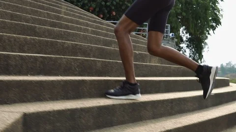 The man with runner on the street be running for exercise. Видео 105913659