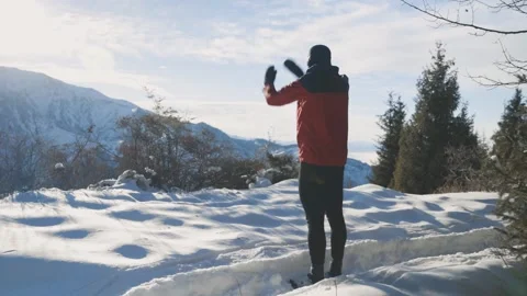 Man runner warm up in the mountains Vídeos de archivo 170650351