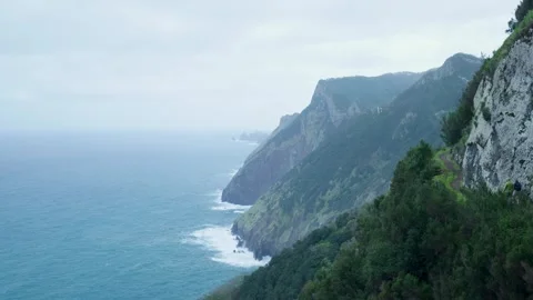 Man running along a spectacular cliffside coastal trail Vídeos de archivo 333695996