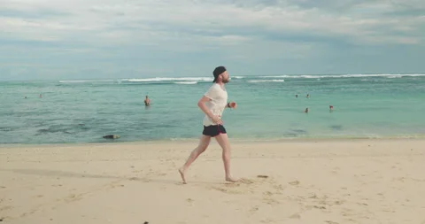 Man running on the beach Stock-Footage 130715420