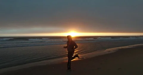 Man Running on Beach Sunset 库存影片 78203367