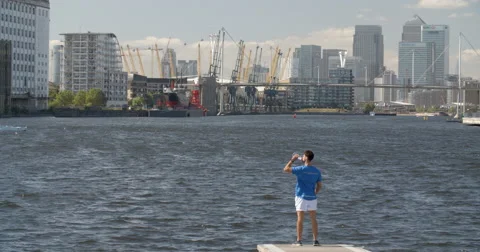 Man Running in City Drinks from bottle. Vídeos de archivo 68043014