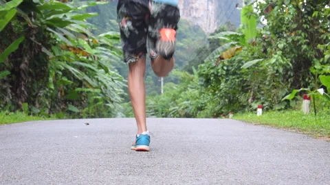 Man running in an exotic scenery surrounded by palm trees and jungle. 스톡 동영상 144909376
