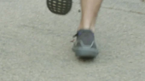 Man running handheld un-balanced shot 動画素材 130840548