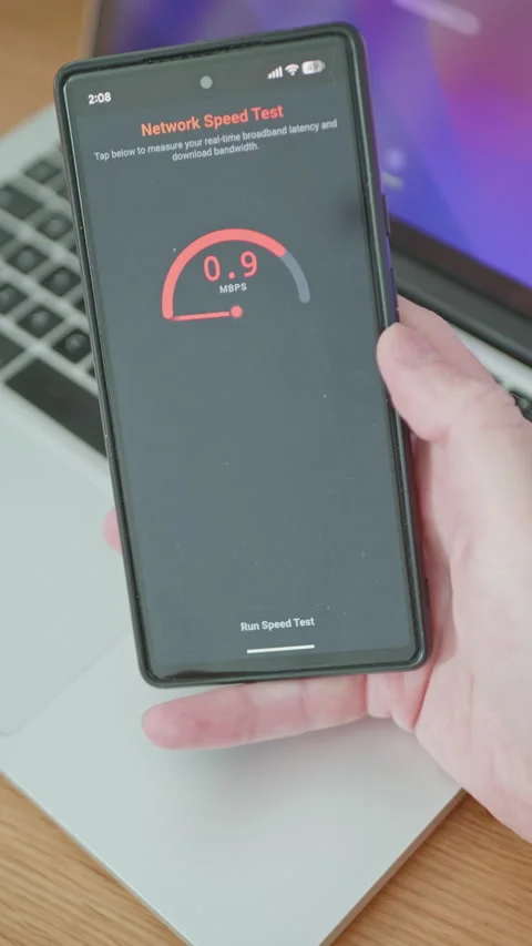 Man running internet network speed test on mobile phone with very slow Vídeo Stock 335527573