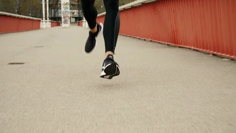 Man running / jogging / runner / bridge / legs 動画素材 110799311