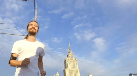 Man running Man running morning in city Видео 64863384
