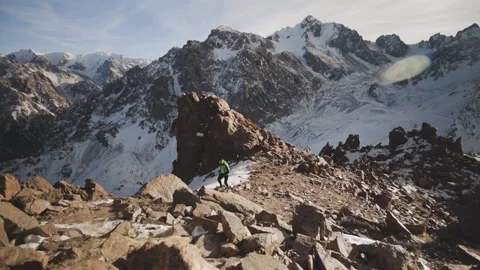 Man running at the mountain with snow Video stock 168349680