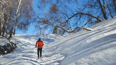 Man running at the mountain with snow Video stock 169926545