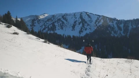 Man running at the mountain with snow Video stock 170436104